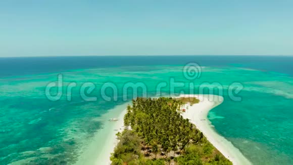 热带岛屿卡尼默兰荒岛上的白色沙滩视频的预览图