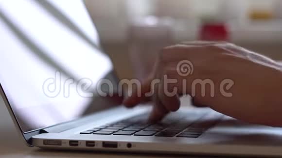 双手特写用黑键在笔记本电脑键盘上打字视频的预览图