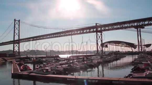 游艇停泊在码头视频的预览图