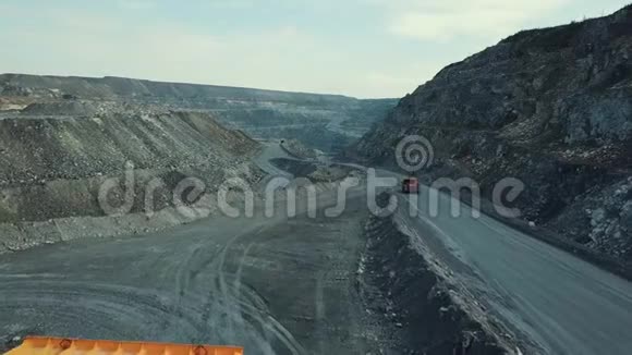 两辆带矿石的重型自卸卡车在采石场沿着公路行驶重型设备视频的预览图