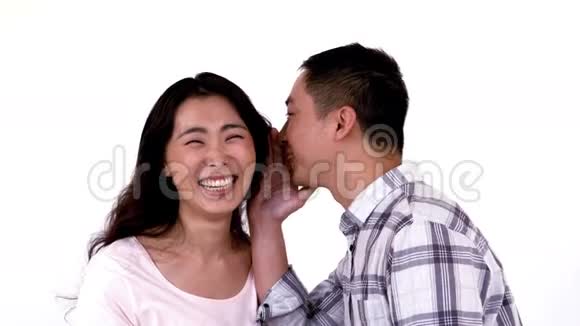男人在女朋友耳边低语笑话视频的预览图