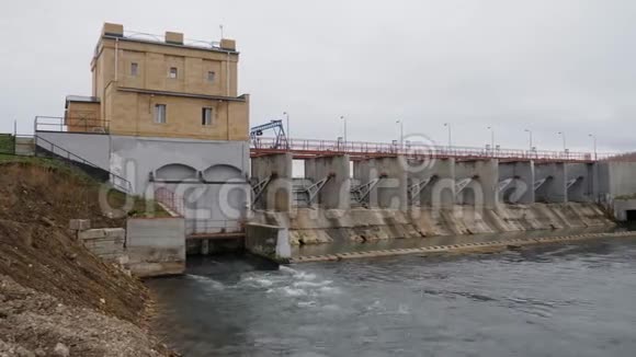 水力发电站水力发电厂在液压室外面射击相机在运动可持续发展视频的预览图