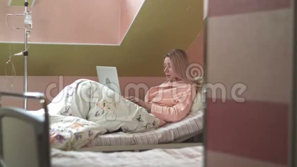 在病床上用笔记本电脑的女人视频的预览图