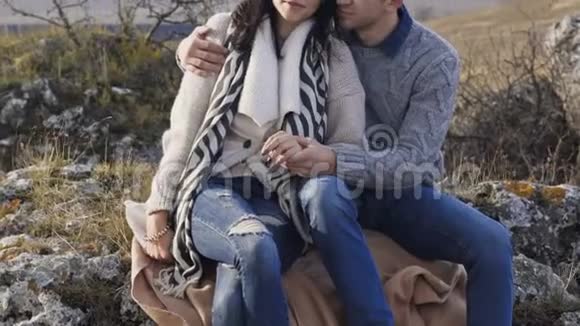浪漫情侣坐拥岩石的画像视频的预览图