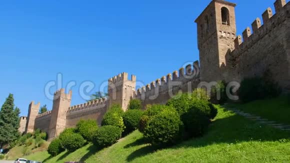 意大利皮萨罗省的格拉达拉马切地区的城堡墙视频的预览图