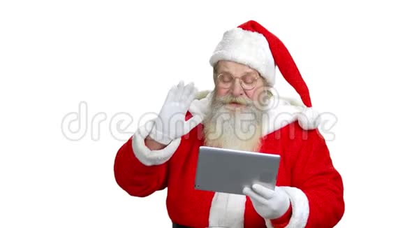 圣诞老人通过平板电脑赞扬一些孩子视频的预览图
