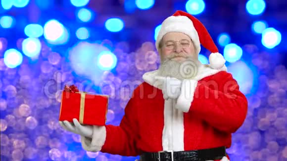 圣诞老人指着圣诞礼物视频的预览图
