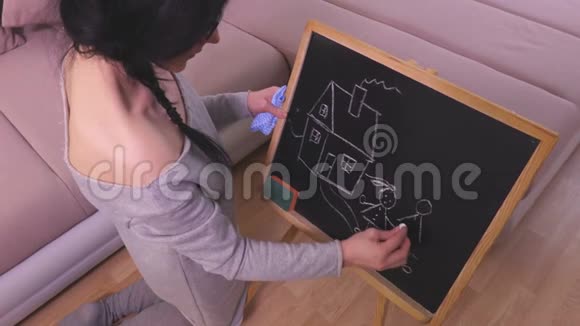 女人把家画在黑板上视频的预览图