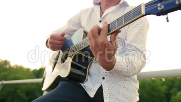 一个秃子站在一座废弃的桥上弹吉他中弹视频的预览图