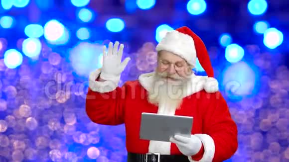 圣诞老人通过平板电脑祝圣诞快乐视频的预览图