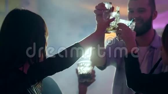 快乐的朋友举杯祝酒在俱乐部里喝点烟视频的预览图