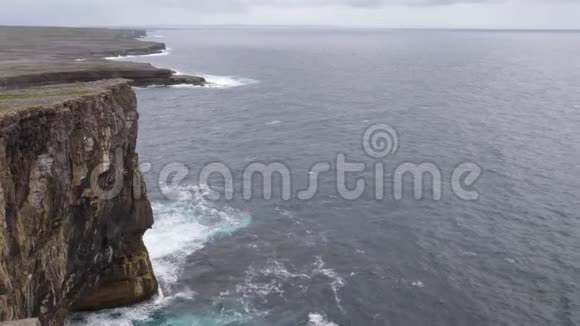 爱尔兰奥兰群岛的海岸线和悬崖视频的预览图