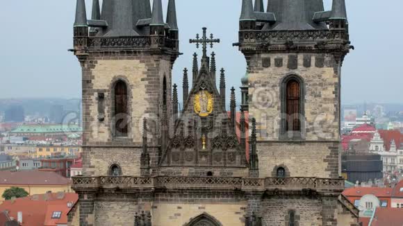 布拉格老城Tyn前的神母教堂塔楼特写视频的预览图