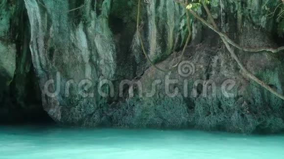 猴子坐在泰国海边的石头上慢动作3840x21604k视频的预览图