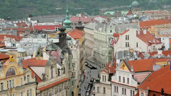布拉格美丽的老街和旧钟楼的传统建筑的俯视图视频的预览图
