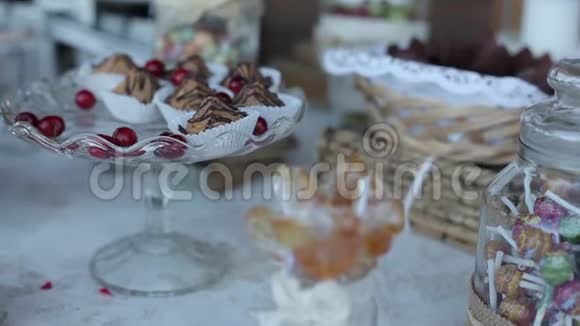 白色婚礼桌上美味的甜点视频的预览图