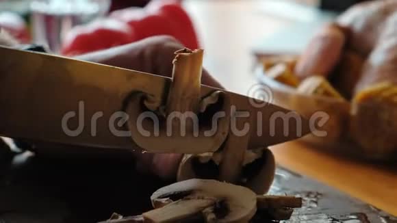 乌木制的砧板上的鲜香菜菇视频的预览图