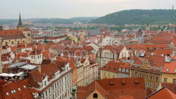 夏季从红色屋顶静态拍摄的布拉格市景视频的预览图