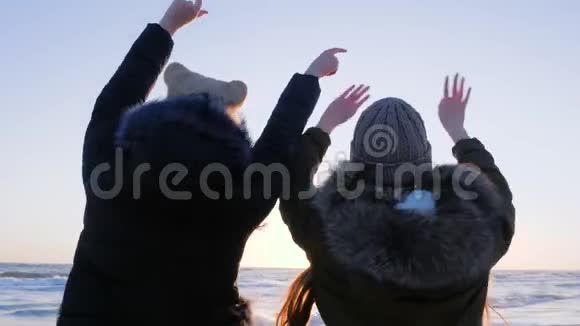 自由的感觉快乐的女性在海边举起双臂跳舞视频的预览图
