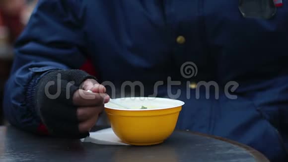 饥饿的穷人吃志愿者捐赠的食物为穷人举办的慈善活动视频的预览图