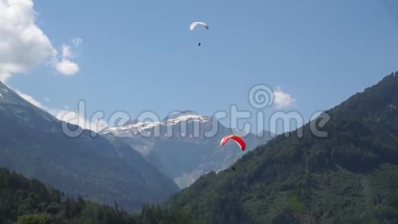 山上的滑翔机高山峰的陆地景观背景伯尼斯高地的Jungfrau阿尔卑斯山旅游旅程理念视频的预览图