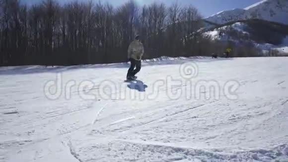 在阳光明媚的一天滑雪者在滑雪场享受高山之旅视频的预览图
