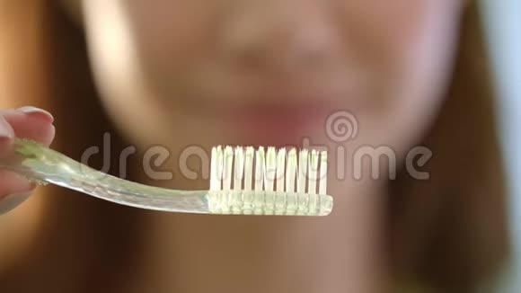 早上刷牙把女人的手按在牙刷上视频的预览图
