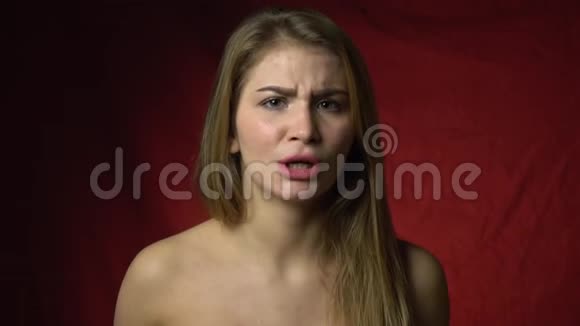 一个愤怒的女孩对着某人尖叫动作很慢视频的预览图