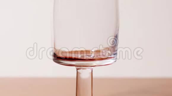 一个酒杯里装满了红酒视频的预览图