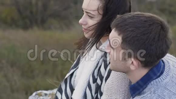 一对浪漫的夫妇躺在岩石上微笑着慢慢地视频的预览图