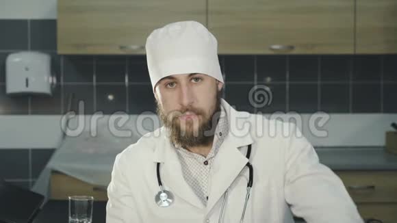 医生在镜头前为一瓶药片做广告的肖像4公里视频的预览图