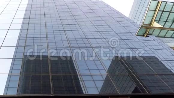 大玻璃大厦市中心黑色窗户视频的预览图