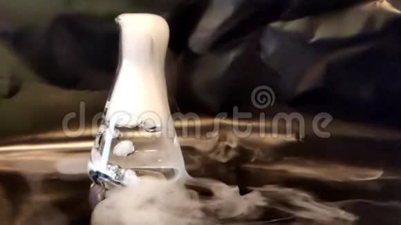 缓慢运动的锥形烧瓶中冒出大量二氧化碳视频的预览图