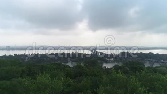 空中拍摄跨江城市和绿色公园视频的预览图
