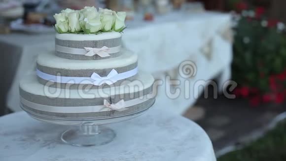 白色结婚蛋糕漂亮装饰甜点花桌子视频的预览图