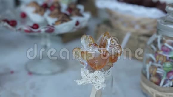 白色婚礼桌上美味的甜点视频的预览图