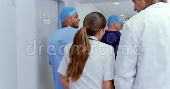 医疗队在医院走廊行走4k视频的预览图