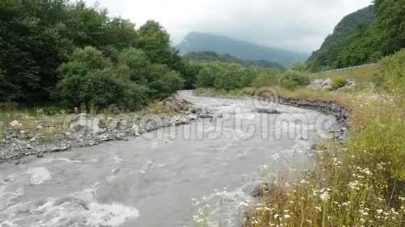 美丽的自然激流的暴风山河山洪泥质河湍河快速水流视频的预览图