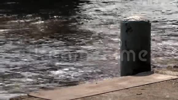 美丽祥和的河景生锈的系泊柱和漂浮的混凝土码头视频的预览图