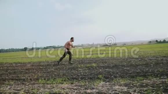 慢跑者在大自然的田野里跑得很快4K视频的预览图