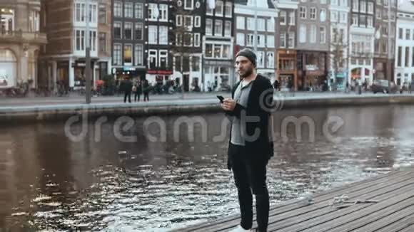4K欧洲旅游男性在外面拍照英俊的胡子创意男性欣赏新城镇的风景万德鲁斯特视频的预览图