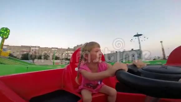 女孩骑在一个景点上视频的预览图