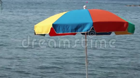 海滩伞的景色视频的预览图