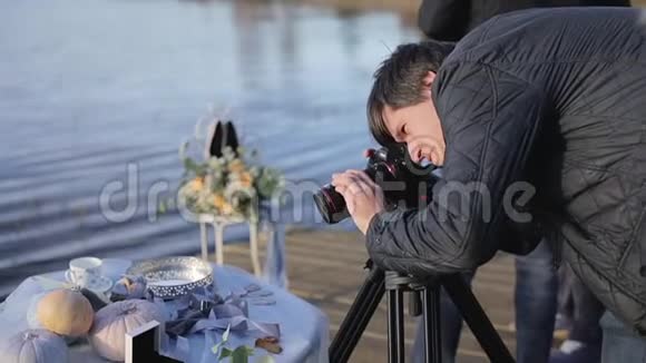 三脚架摄像机拍摄婚礼装饰视频的预览图