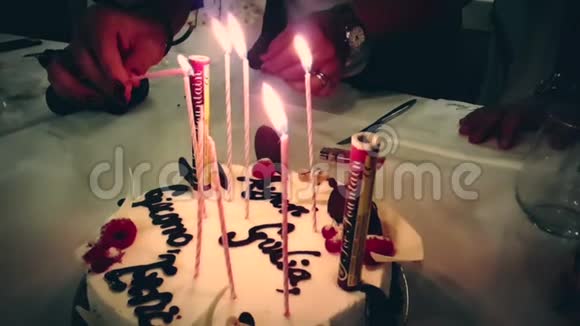 在生日蛋糕上燃烧火花写着生日快乐生日快乐火花像烟火一样燃烧快乐视频的预览图