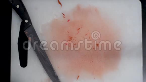 桌上的牛肉肝用一把刀切在白色切割板上视频的预览图
