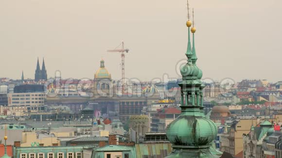 布拉格的老教堂顶部和其他建筑在暮色中的景色视频的预览图