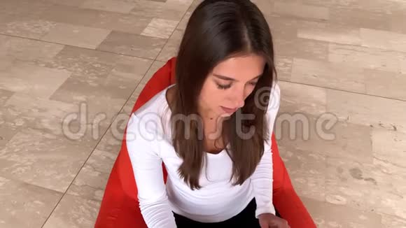 悲伤的女人手里拿着一个字视频的预览图