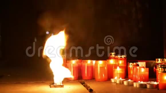 燃烧的蜡烛是一个人死亡的纪念碑火焰的火焰是红色的广场上的一个地方一个神奇的地方视频的预览图