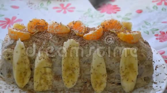 蛋糕加香蕉和橘子撒上巧克力视频的预览图